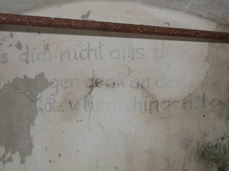 En tekst, inne i ein dekningsbunkers. husker ikke hvor...