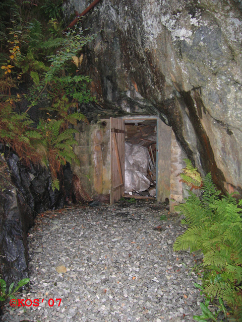 Bunker/hule ved veien mot kaien.