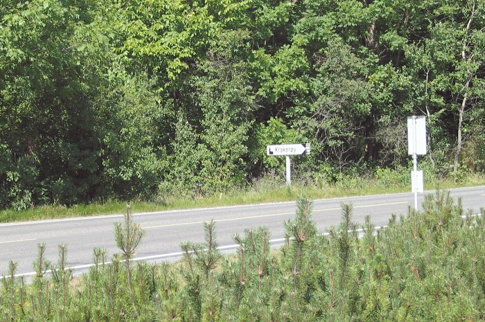 Rett til venstre for skiltet til Kråkerøy Kirke, inne i &amp;quot;bushen&amp;quot; ligger en igjenmurt inngang.