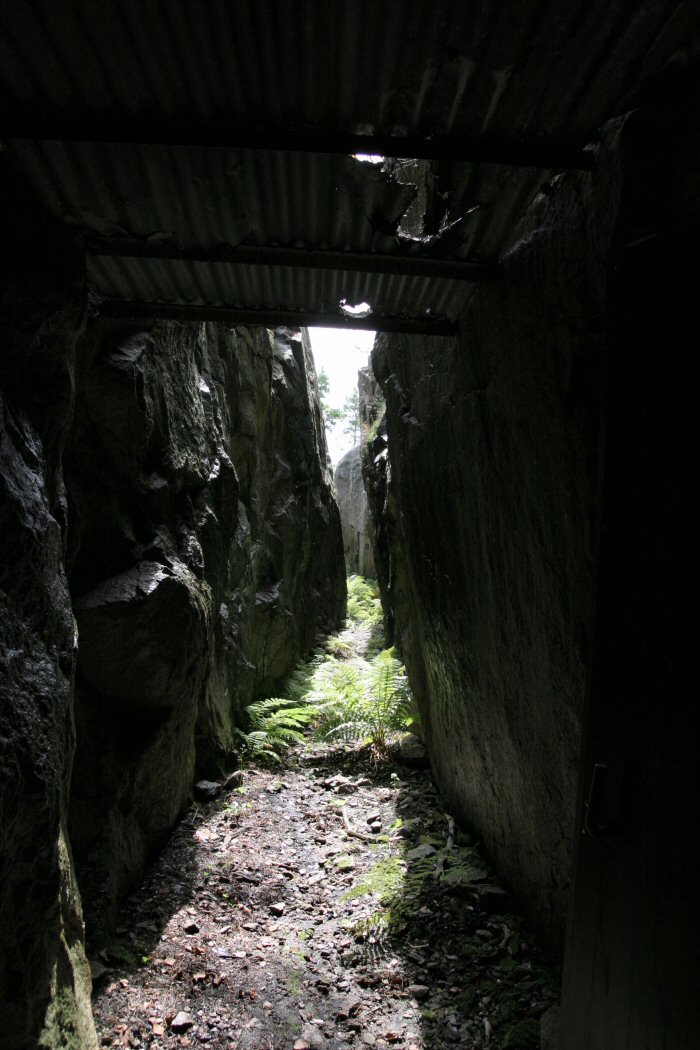 Utgang gjennom en naturlig klove i fjellet