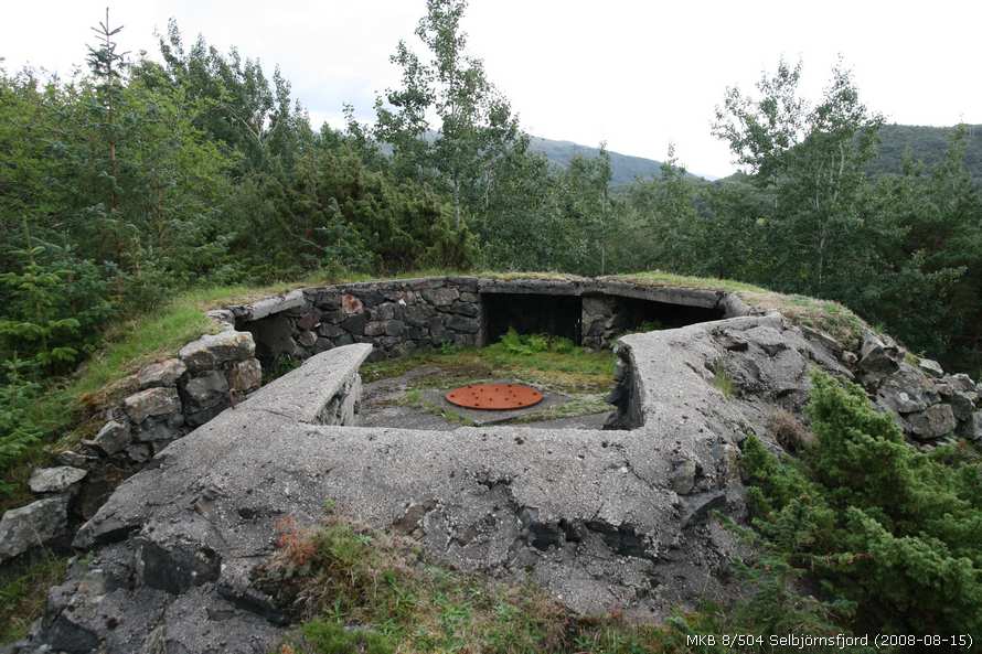 Luftvernstilling m/inskripsjoner avbildet i tidligere post (UTM32-pos.: E 294763 / N 6654824 )