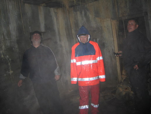 Jarle, Thomas og Tommy i ett av rommene i bunker ovenfor R621 og tunnel.