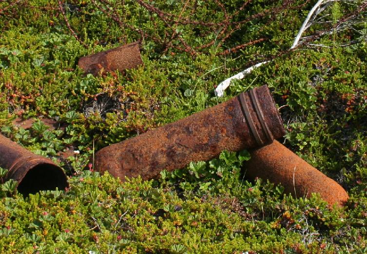 15 cm Lysgranater. I dette tilfellet er det ikke bunn i granatene og de er derfor tomme. Finner man noe slikt som er inntakt med bunn, kan det være flere kilo fosfor inni......