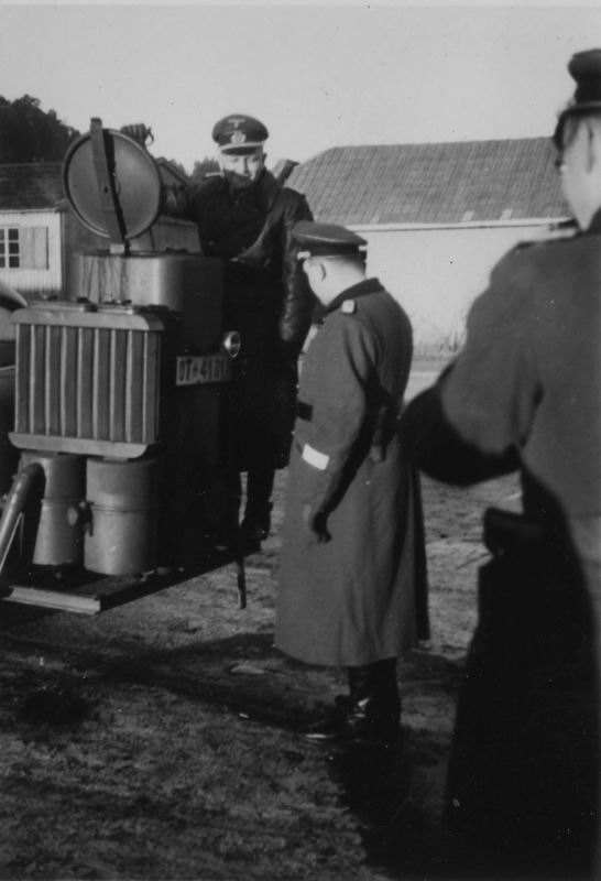 Hoher Besuch in Svelvik 7/1-45<br />O.T.Kp Stahl<br />O.T.Kp Dr. Sikorski<br />(Legg merke til OT reg.nr. på bilen)