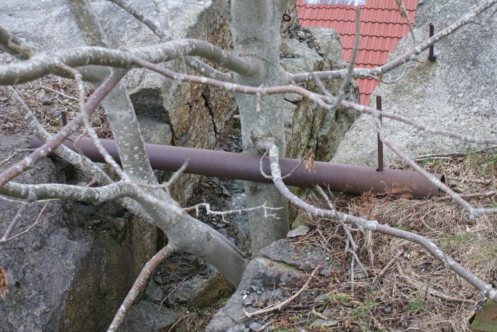 En grei løsning om man skal ha kabler over en fjellsprekk