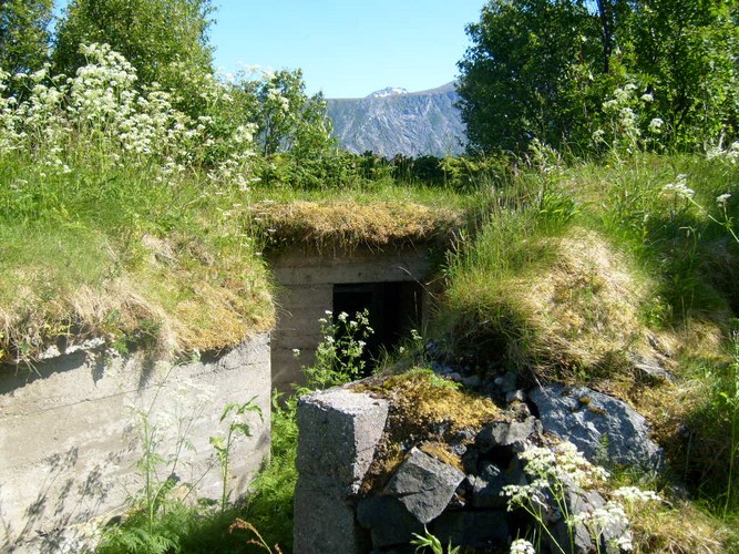 Inngang, overstøpt med ammo-rom.