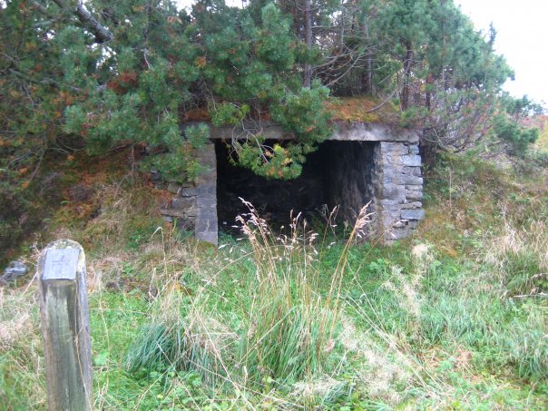 Bunker/garasje for feltkanon. Det var to slike bunkere, men den ene ble revet i slutten av 60 årene.