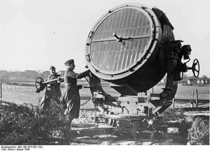 Bundesarchiv_Bild_146-1977-091-13A,_Scheinwerfer_zur_Fliegerabwehr.jpg