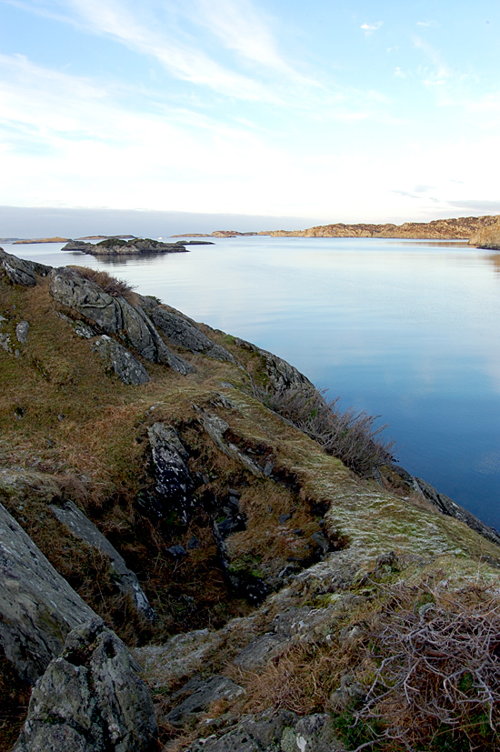 Visnes, Karmøy. En kald men vakker desember ettermiddag. Nærforsvarsstilling ved innnløpet til en rolig vik.