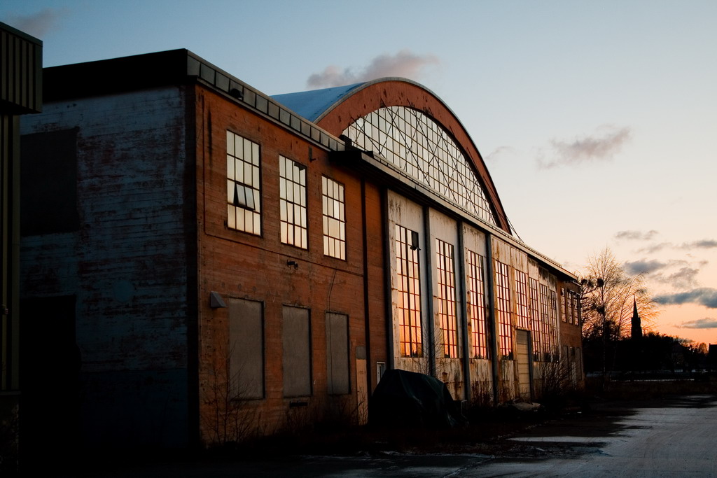 IMG_7612hangar i solnedgang.jpg